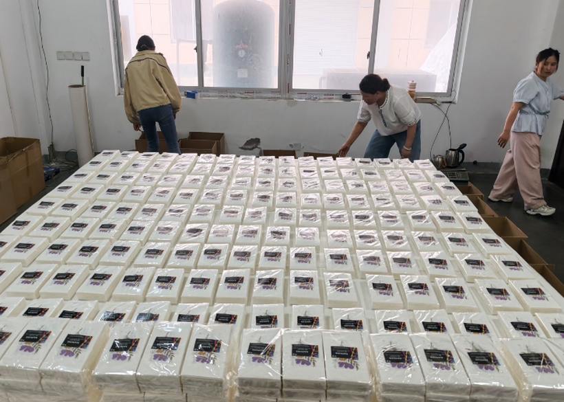 Floral pattern napkin packs during quality check